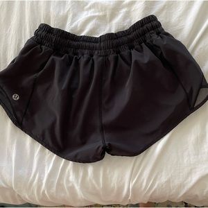 Lululemon 6 Reg black shorts